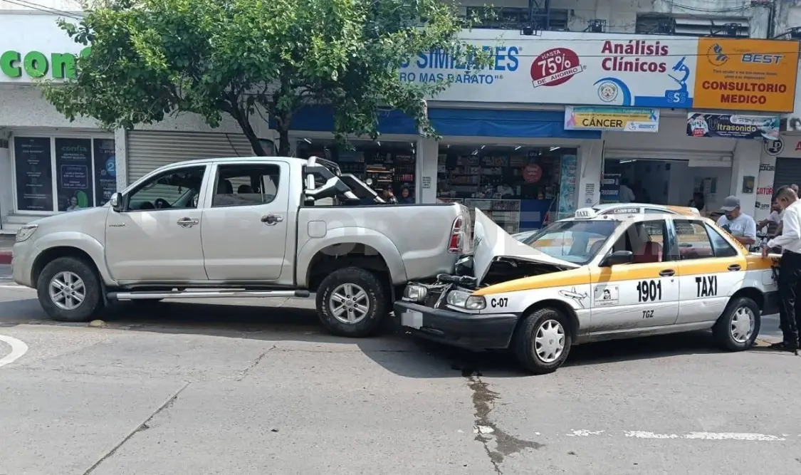 El accidente sucedió en la intersección de la avenida Central y la 3.ª Oriente, donde el taxi acabó incrustado en la camioneta. Cortesía
