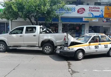 Se incrusta en la parte de atrás de camioneta