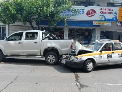 Se incrusta en la parte de atrás de camioneta