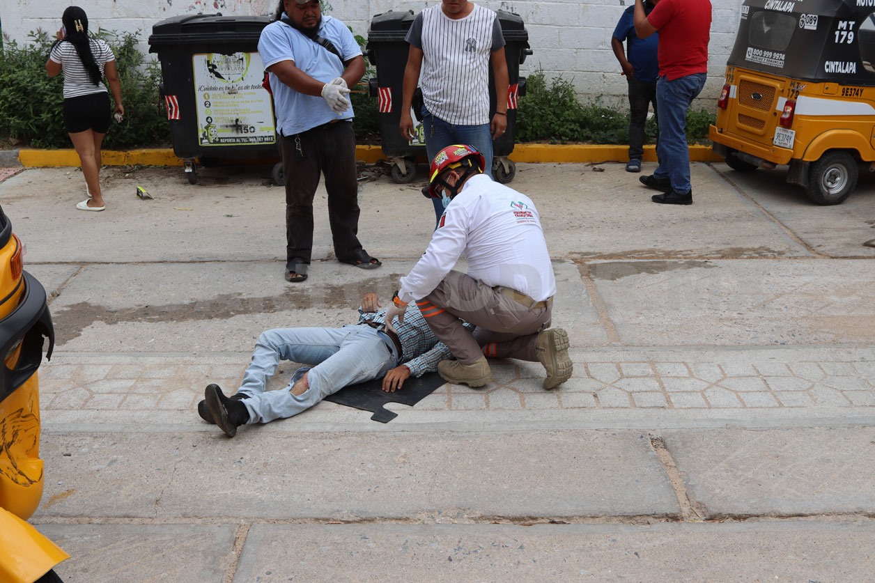 Taxi y mototaxi colisionan por corte de circulación