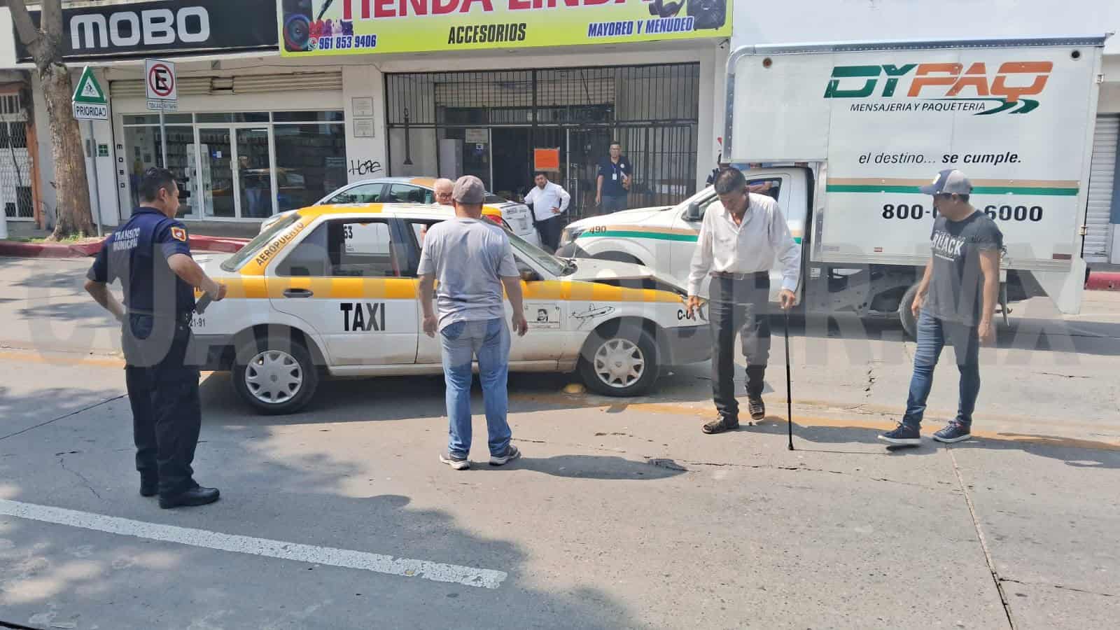 Se incrusta en la parte de atrás de camioneta