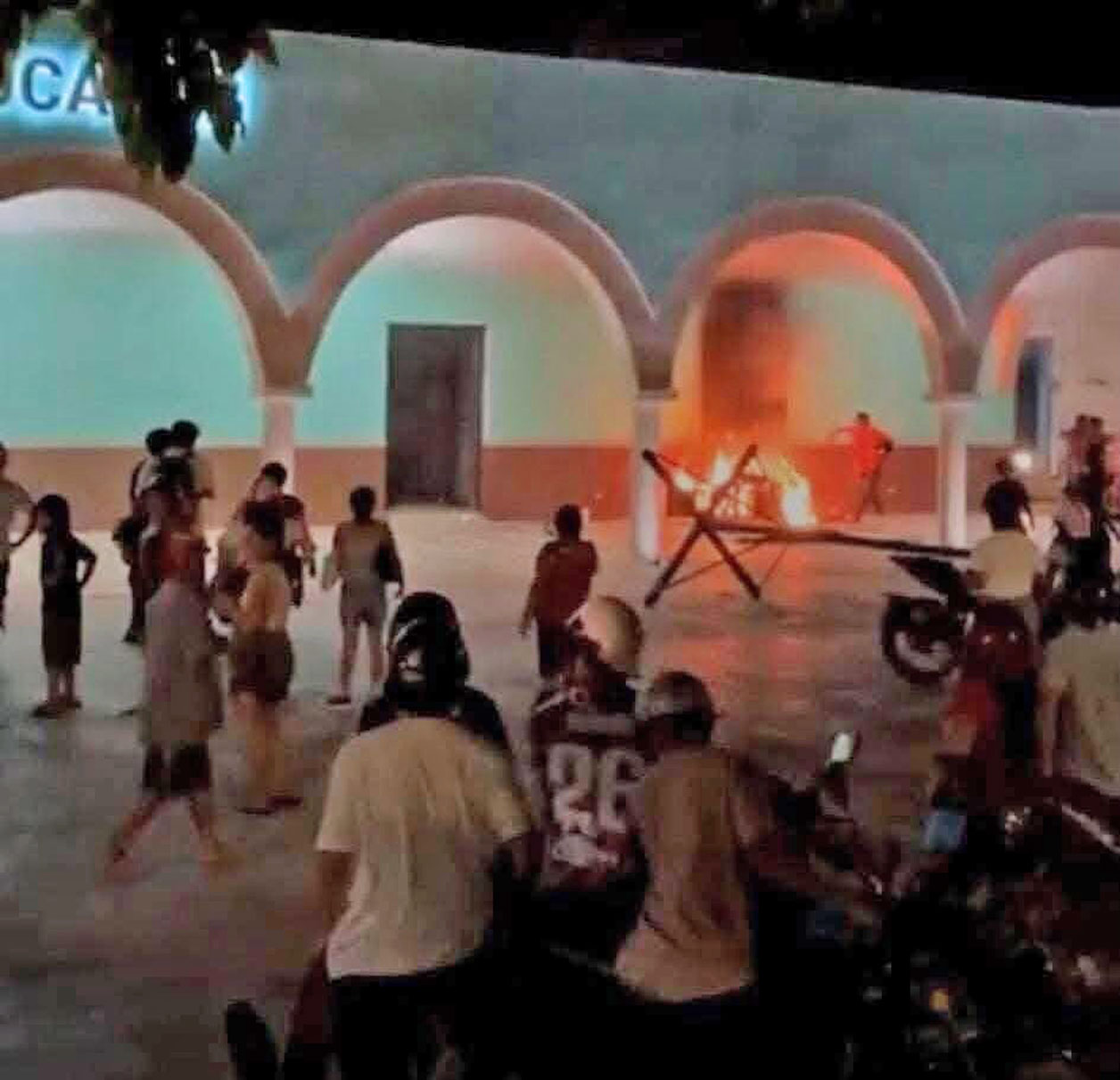 Pobladores incendian el palacio municipal