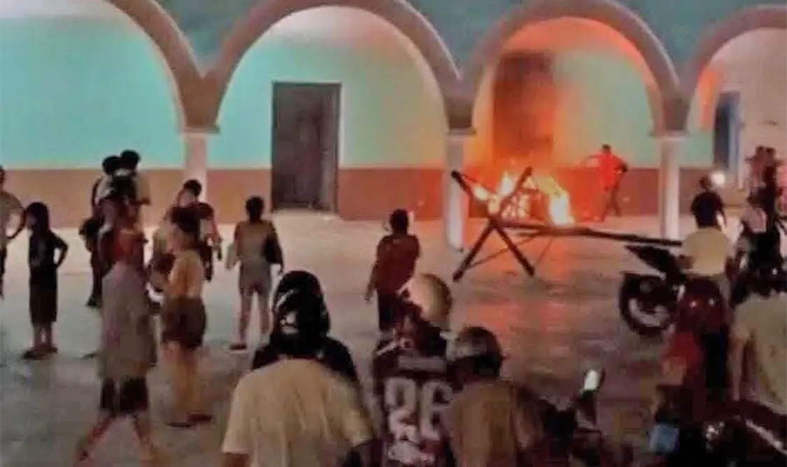 Pobladores incendian el palacio municipal