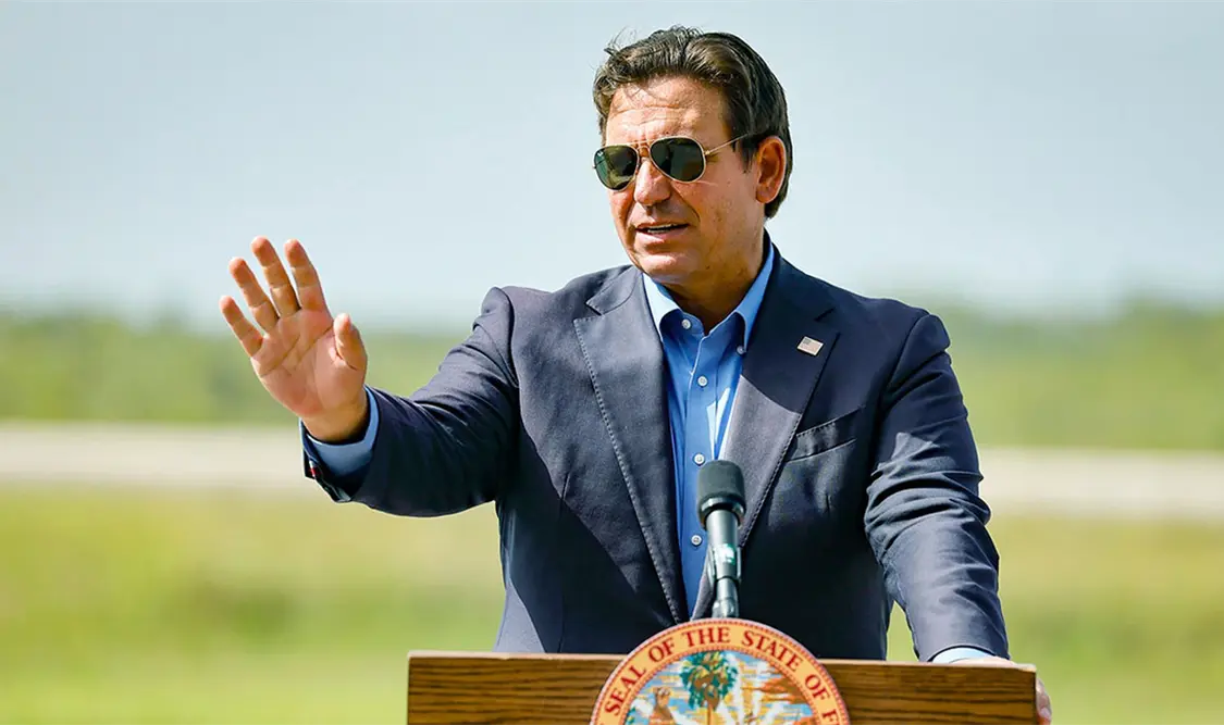 Siguen los vuelos para expulsar migrantes: DeSantis. Cortesía