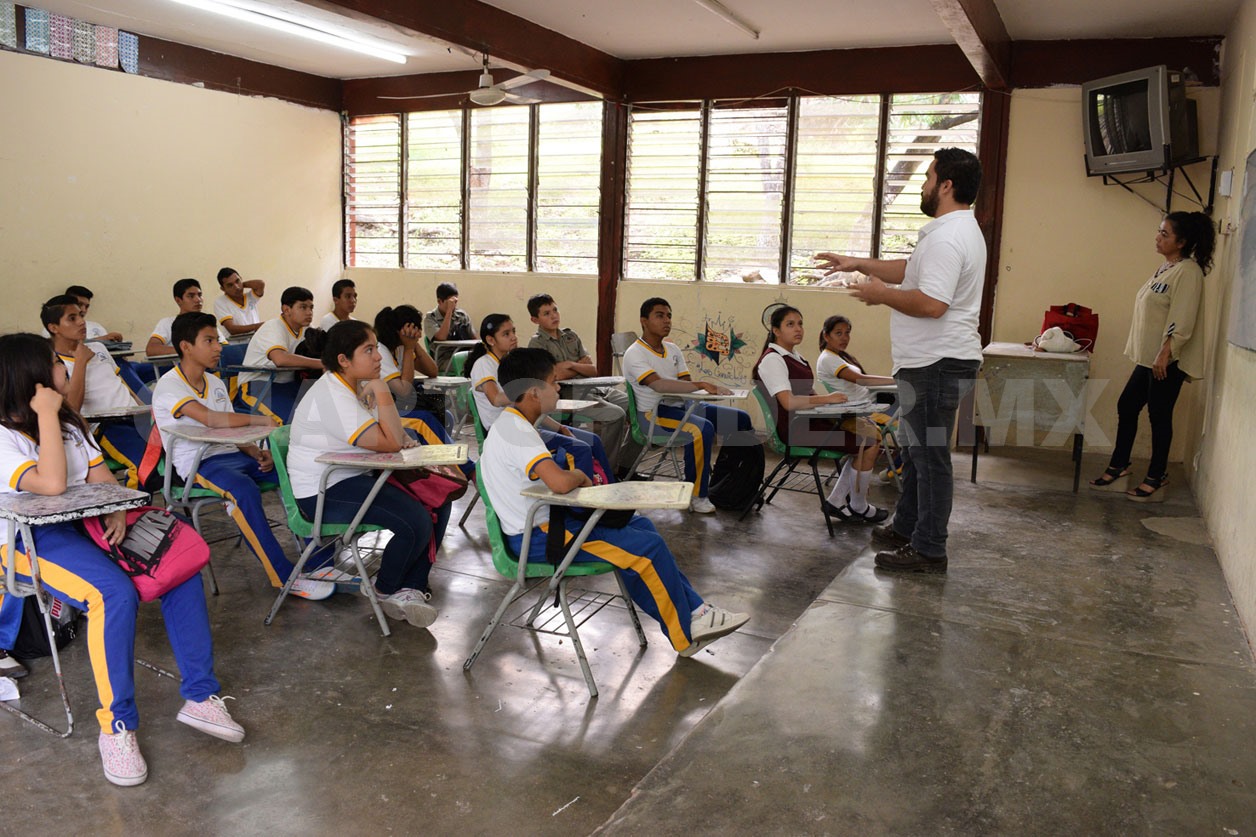 Regresan docentes a actividades escolares