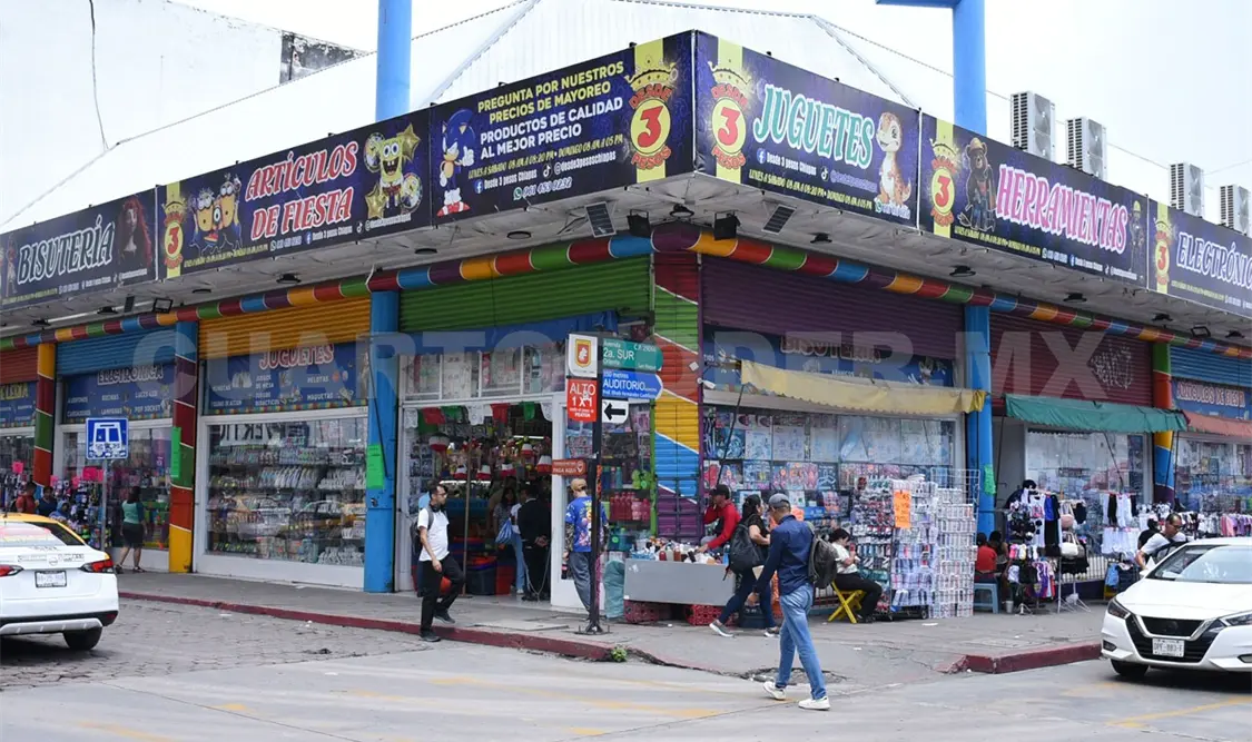 El regreso a clases ha generado que padres de familia compren productos en estos establecimientos. Guillermo Ramos / CP