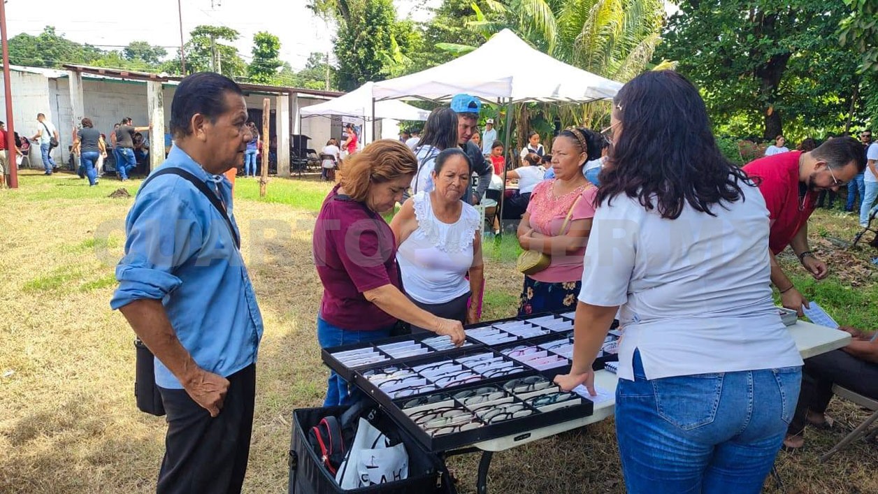 Habitantes de La Gloria reciben Brigada de Salud
