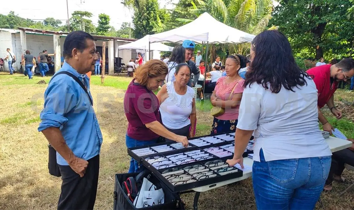 Habitantes de La Gloria reciben Brigada de Salud