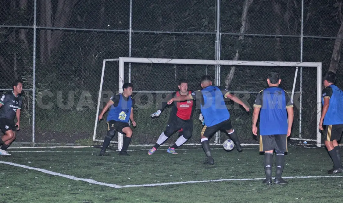 Enrique, arquero de Deportivo Trinidad, se convirtió en héroe al atajar en la tanda de penales. Alan Pola/CP