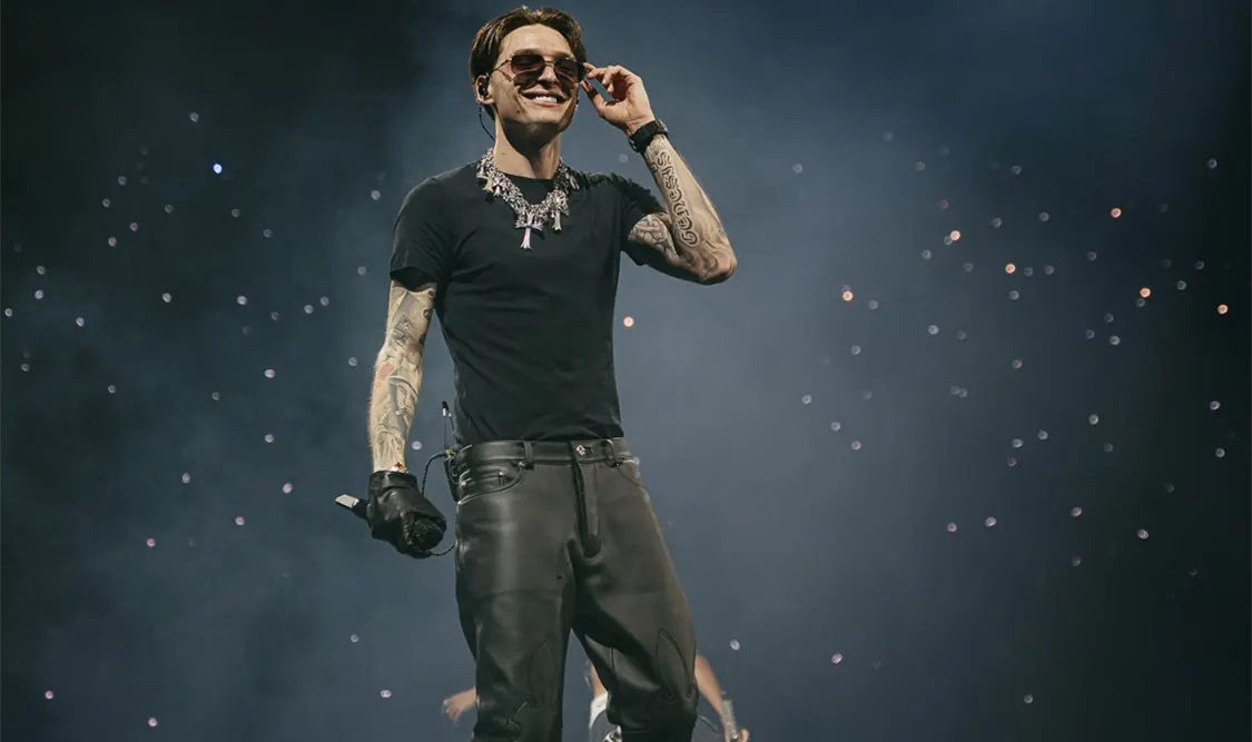 Se autoproclama “rey de los corridos”