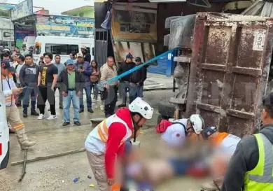 Mujer queda atrapada bajo la caja de un volteo