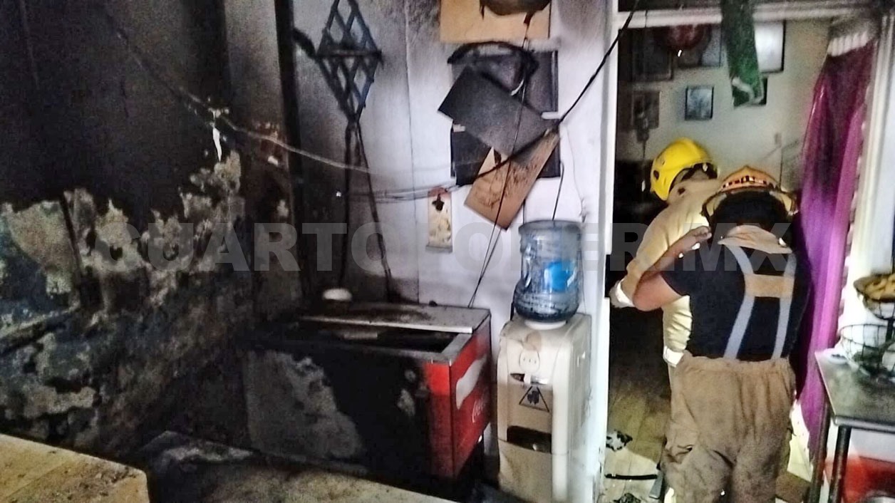 Se incendia local comercial por presunto corto