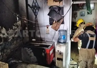 Se incendia local comercial por presunto corto