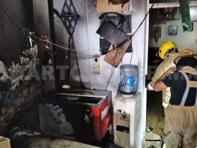 Se incendia local comercial por presunto corto