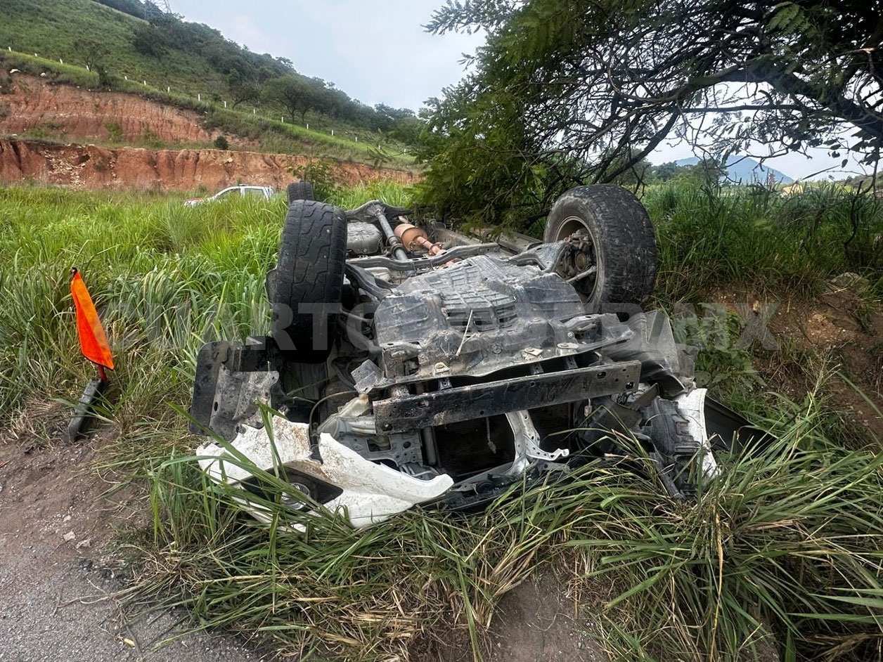 Camioneta acaba recostada en la curva El Tzu-Tzu