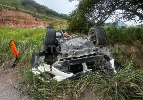 Camioneta acaba recostada en la curva El Tzu-Tzu