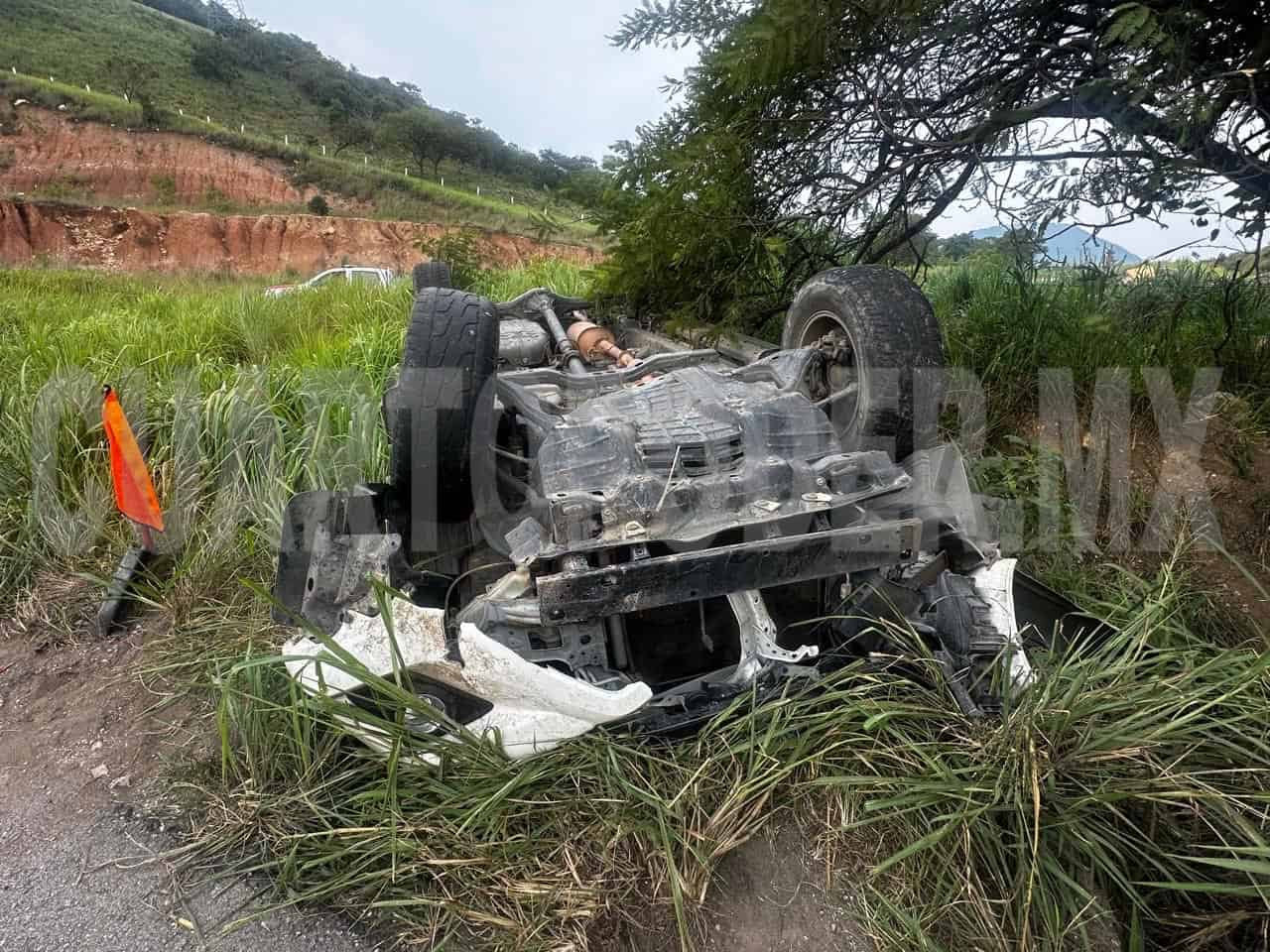 Camioneta acaba recostada en la curva El Tzu-Tzu