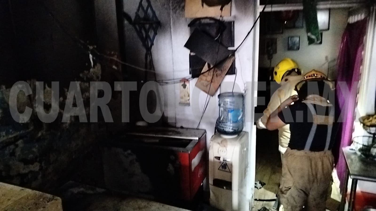 Se incendia local comercial por presunto corto