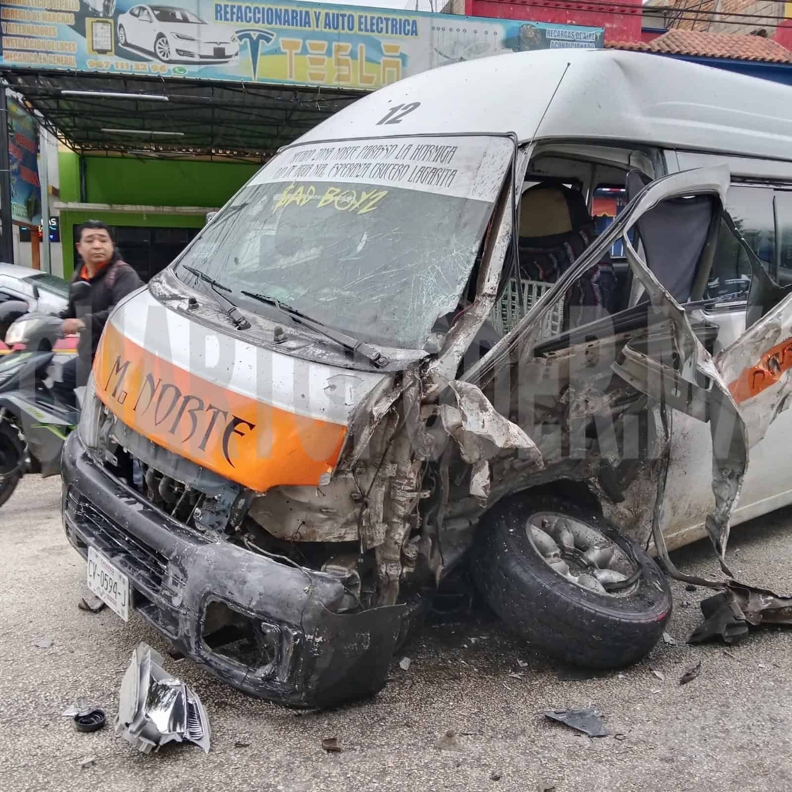 Mujer queda atrapada bajo la caja de un volteo