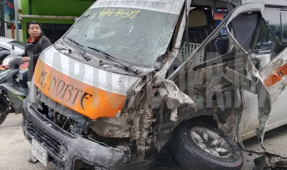 Mujer queda atrapada bajo la caja de un volteo