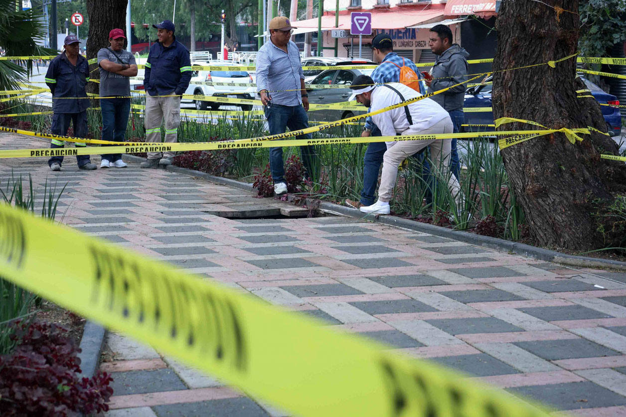 Mujer cae en socavón en alcaldía Gustavo A. Madero