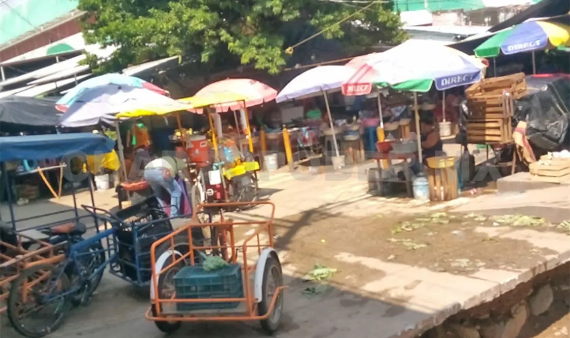 Tricicleros piratas invaden mercado a lo chino; solicitan intervención