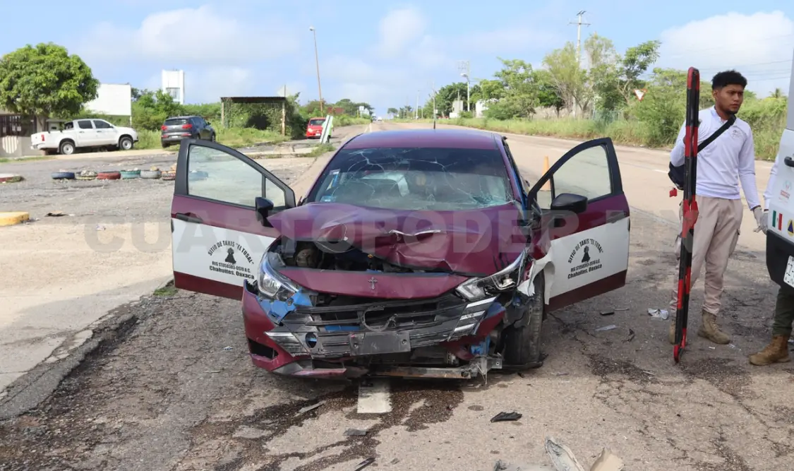 Gracias a las bolsas de aire el chofer del taxi resultó ileso. Osman Toledo / CP