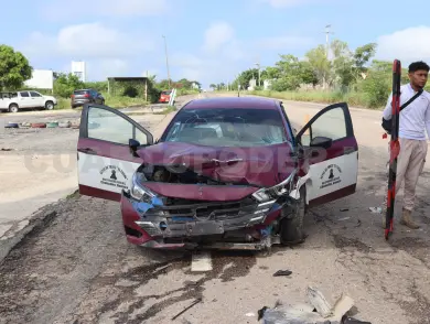 Taxi y auto chocan por corte de circulación