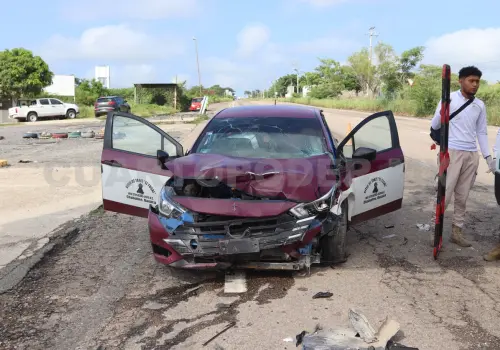 Taxi y auto chocan por corte de circulación