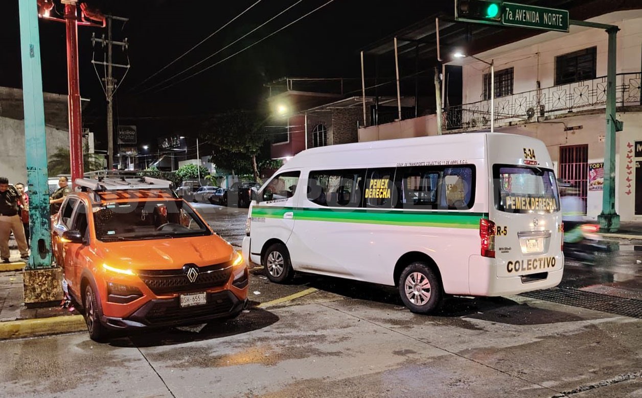 Combi se pasa el rojo del semáforo y colisiona