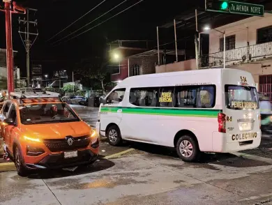 Combi se pasa el rojo del semáforo y colisiona