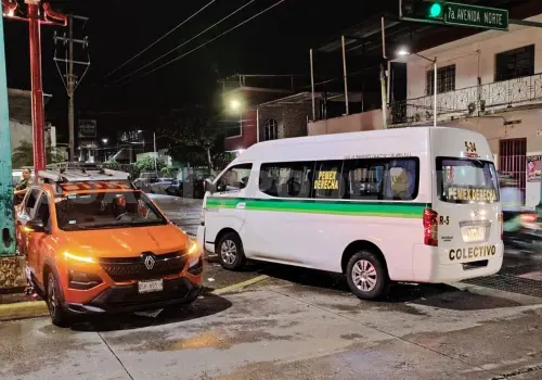Combi se pasa el rojo del semáforo y colisiona