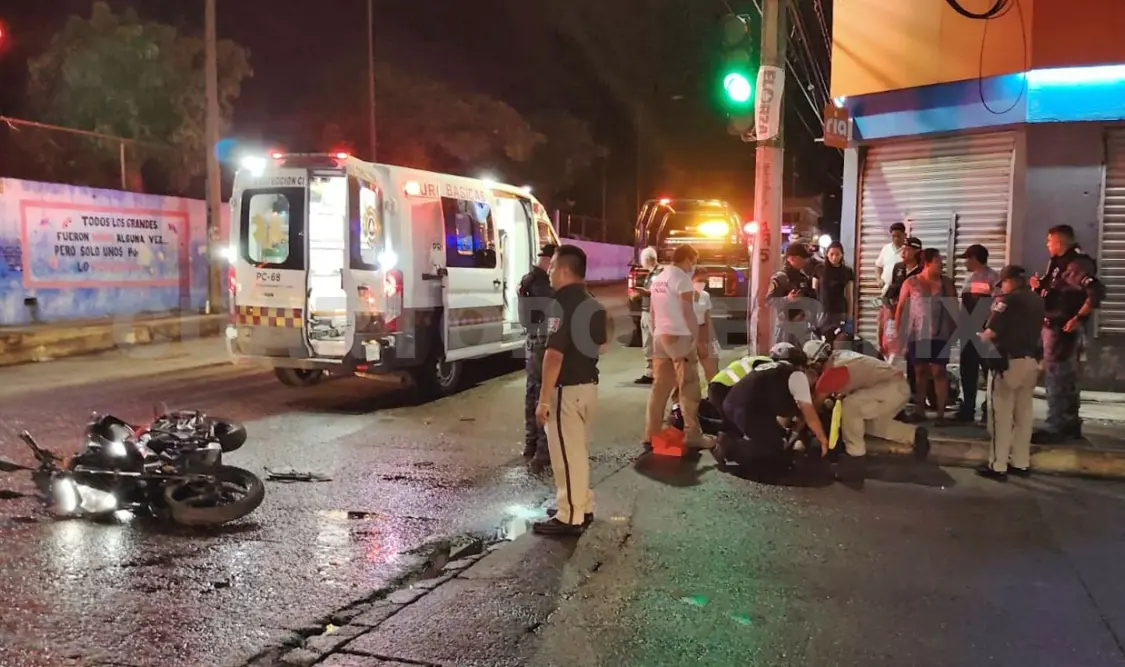 En un cruce de calles, el motorista —que llevaba la preferencia— fue atropellado por un taxi. Víctor Sánchez / CP