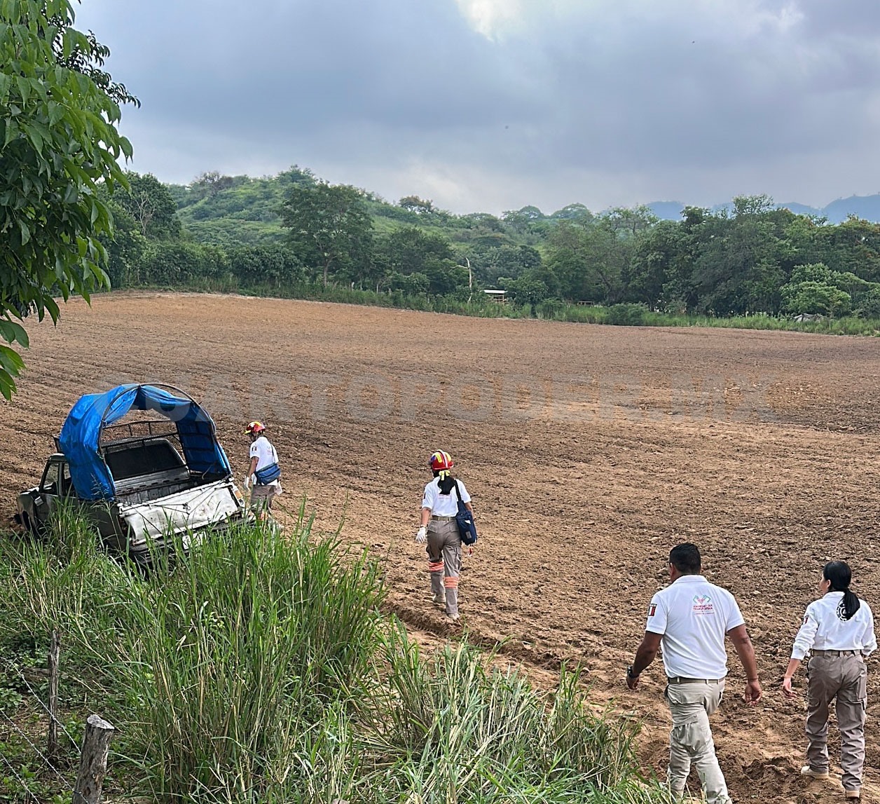 Pick up termina varada en terreno arado