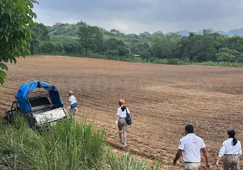 Pick up termina varada en terreno arado