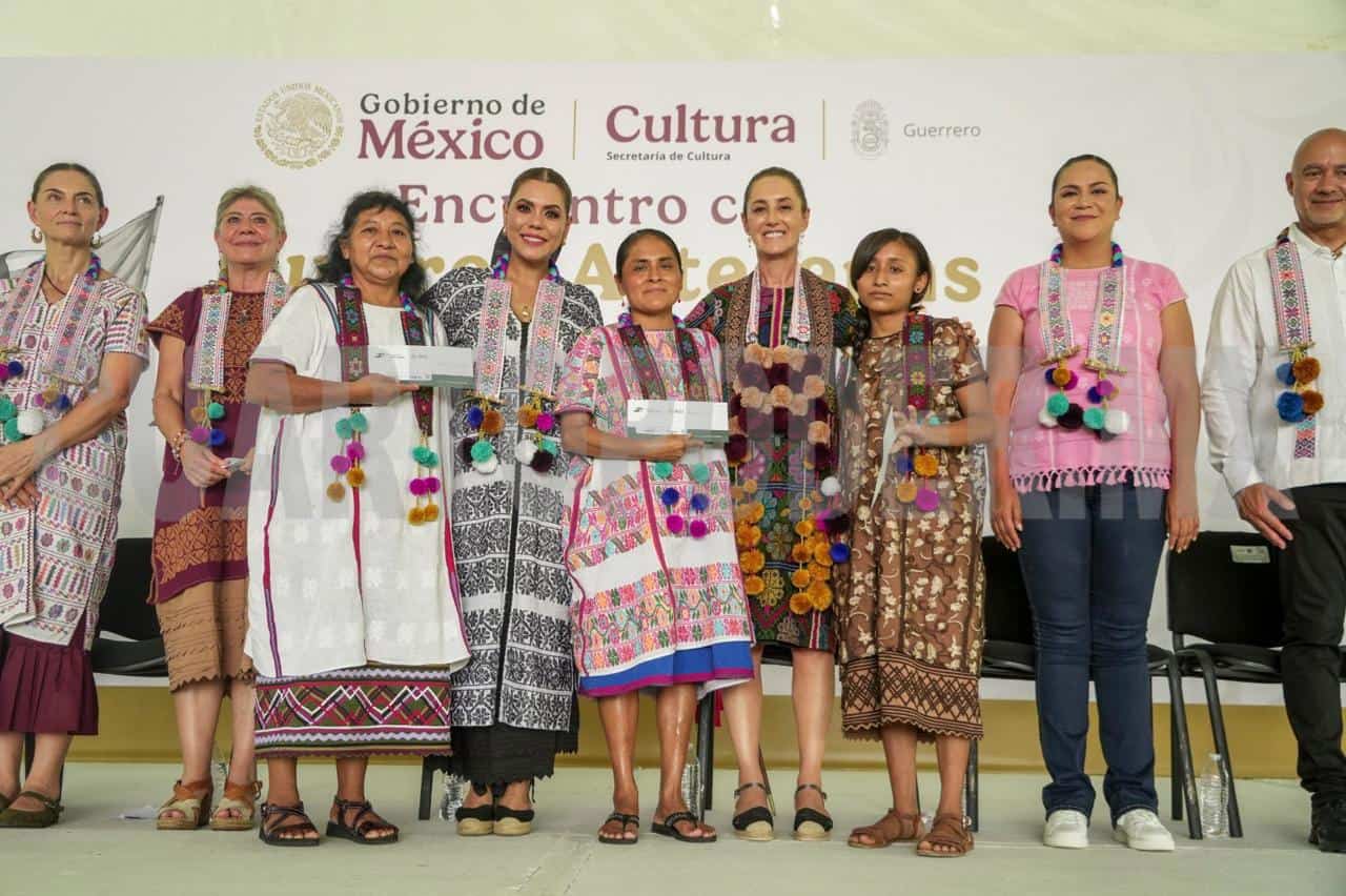 Entrega Sheinbaum Créditos a la Palabra a artesanas