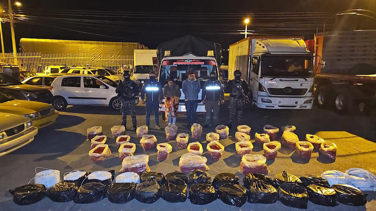 Confiscan cargamento de material explosivo