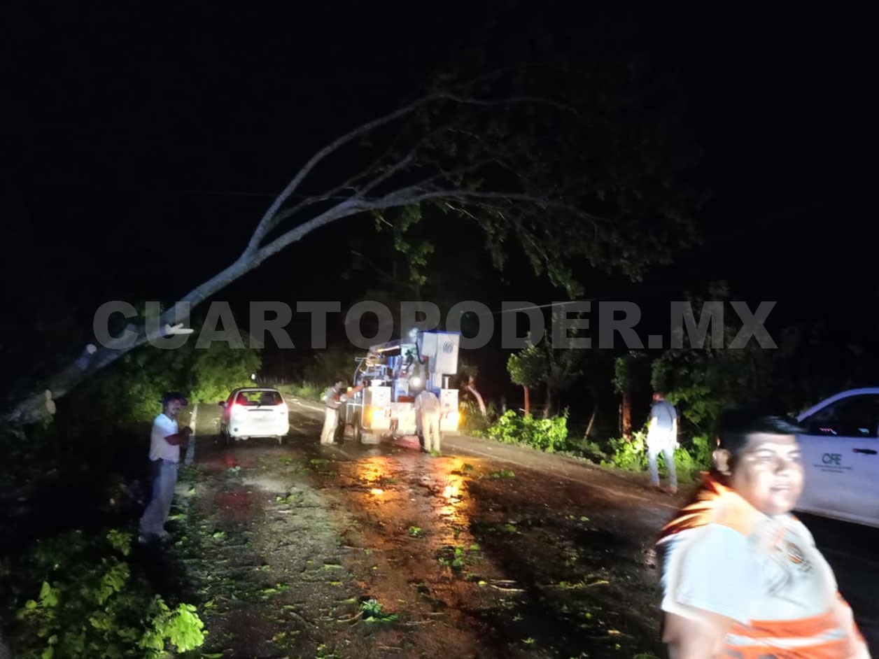 Fuerte tromba azota la comunidad de Santa Cruz