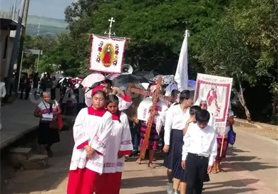 Realizan católicos peregrinación por la paz en Carranza