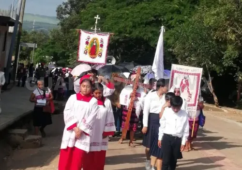 Realizan católicos peregrinación por la paz en Carranza