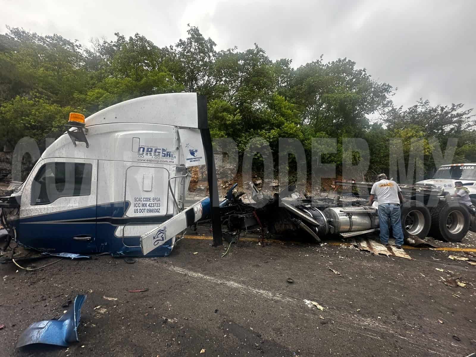Tráiler termina en pedazos tras chocar