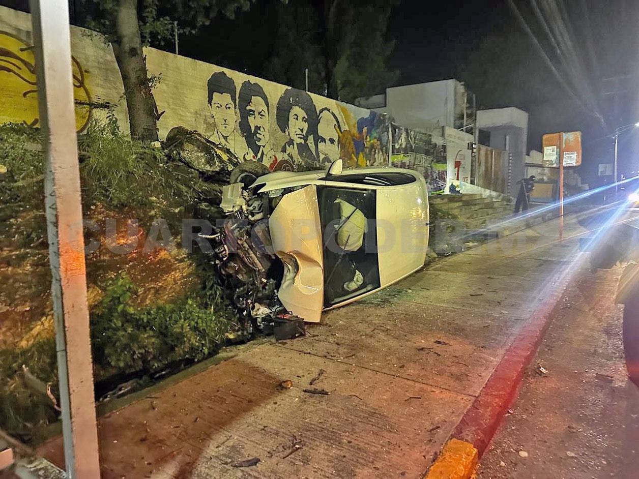 Se destroza auto al volcar en libramiento
