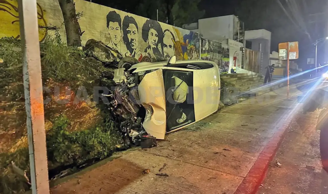 La unidad Volkswagen Vento quedó severamente averiada tras impactarse contra un paredón en el libramiento Norte. Ulises Villalobos / CP