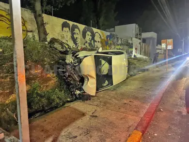 Se destroza auto al volcar en libramiento