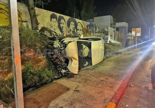 Se destroza auto al volcar en libramiento