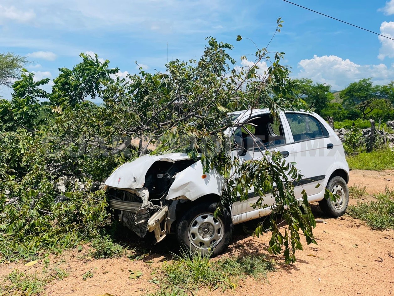Compacto sale del camino; hubo dos lesionados