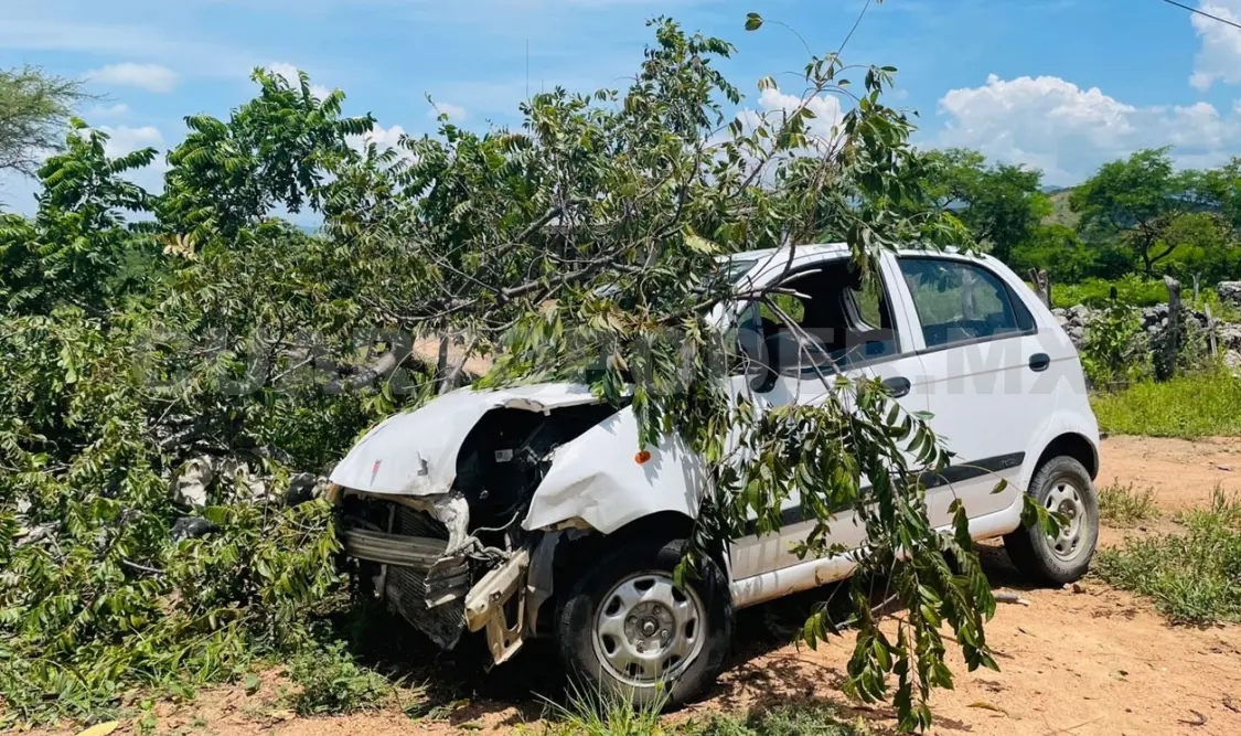 Un árbol frenó la trayectoria del compacto, causando averías importantes en la carrocería. Osman Toledo / CP