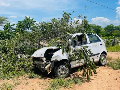Compacto sale del camino; hubo dos lesionados