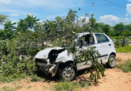 Compacto sale del camino; hubo dos lesionados