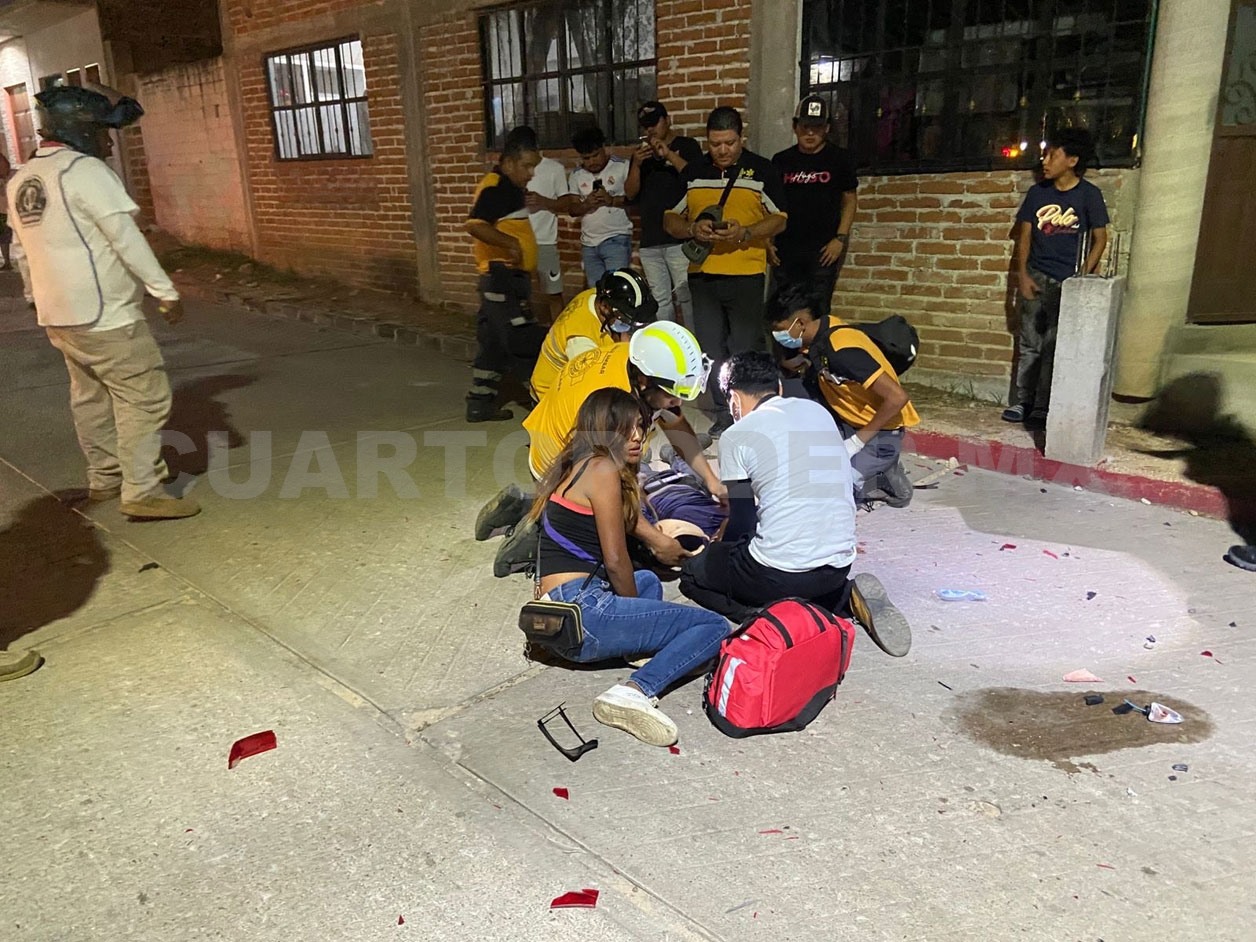 Atropellan a motoristas en un cruce de calles